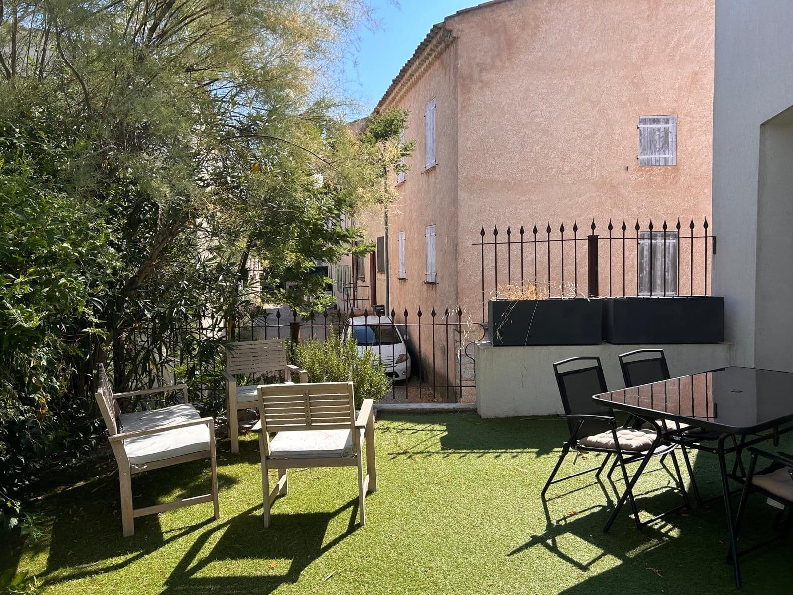 Le jardin au soleil, salon et table d’extérieur