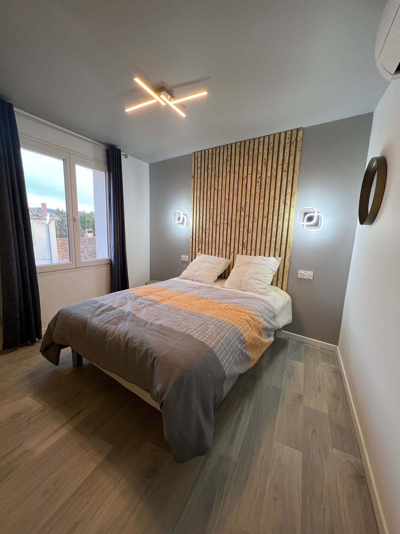 La chambre 1, tête de lit en bois